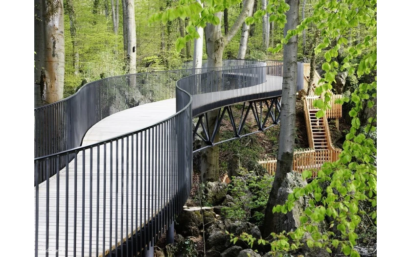 Die freischwebende Brücke über dem Felsenmeer biet