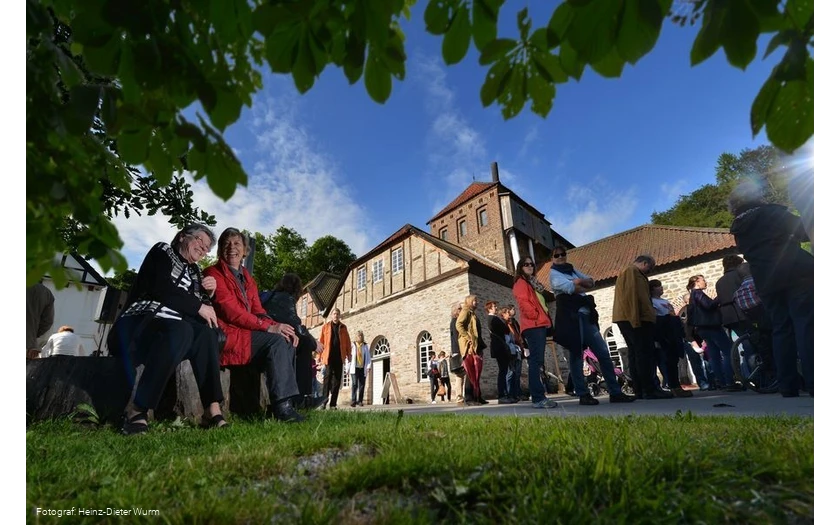 Außenansicht Luisenhütte mit Besuchern