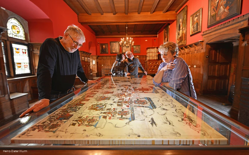 Burg Altena Schachbalken und Adler Foto Heinz-Dieter Wurm.jpg