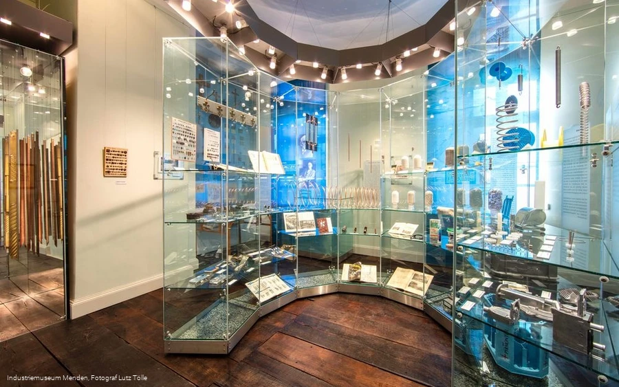 Hufeisenvitrine mit scheinbar schwebenden Exponate